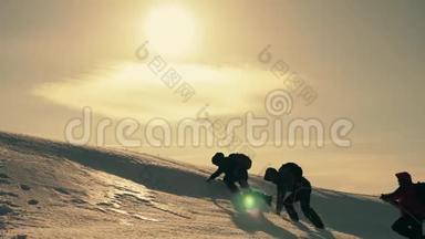 游客攀登一座山雪崖.. <strong>伸出援助之手</strong>。 人们互相帮助。 团队合作，团队合作理念